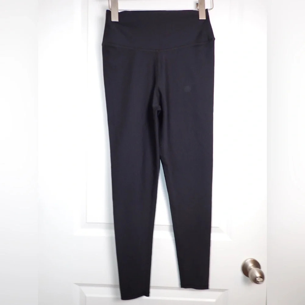 Pink Lily Ribbed Black Leggings size M